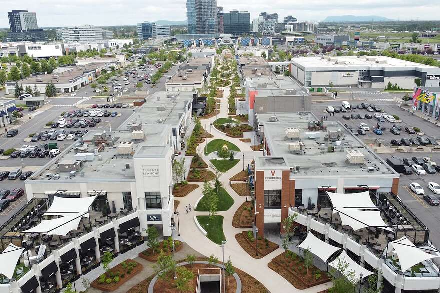 Le Dix30, à Brossard, a transformé une de ses rues en allée piétonne.