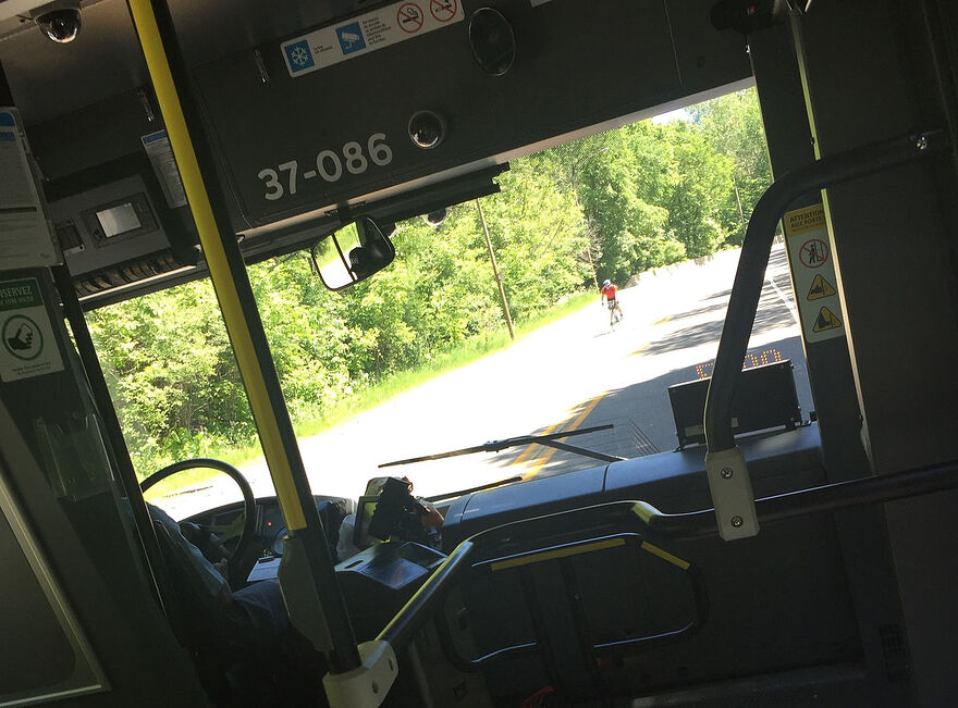 Vélo et bus sur Camillien-Houde