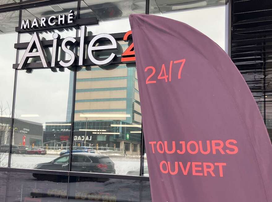 «Toujours ouvert» promet le slogan du marché inauguré à Québec au printemps 2023. Sans caissier, sans commis, et sans gardien de nuit, le Marché Aisle 24 a plu à ses franchisés qui ne souhaitaient pas se casser la tête à trouver des employés de nuit.