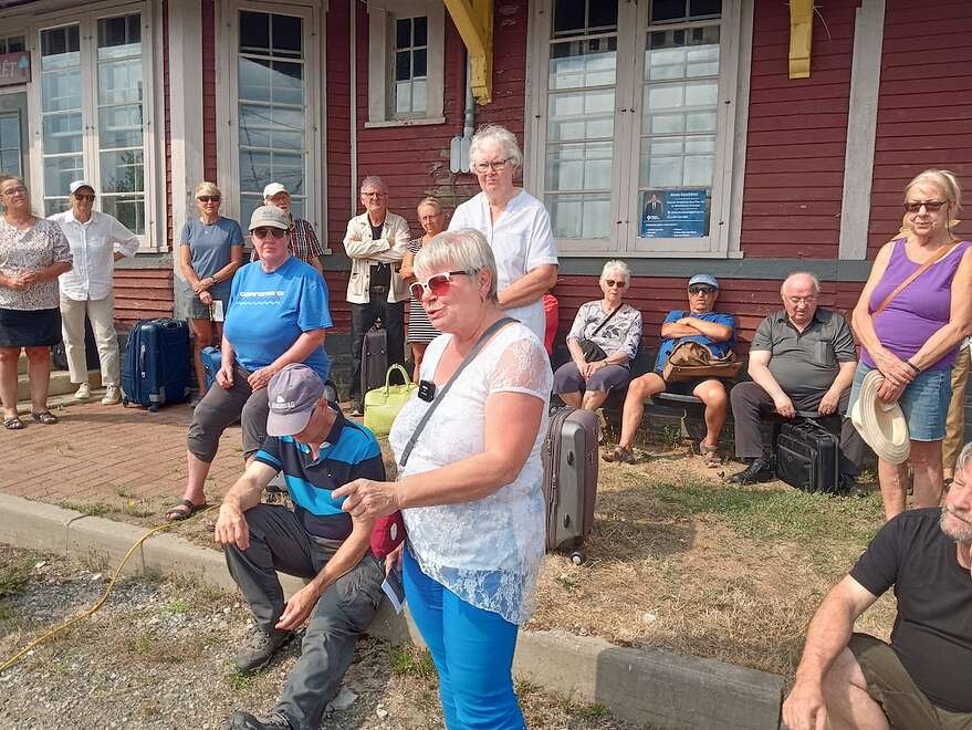 Grâce à la technologie, Micheline Saint-Onge, porte-parole de la Coalition des Gaspésiens pour le retour du train de passagers, s’est adressée à partir de Port-Daniel aux gens de Gaspé mobilisés par la nécessité de récupérer les services de VIA Rail.