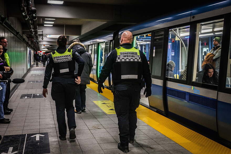 Depuis trois mois, la STM a reçu à peu près 7400 messages textes et est intervenue environ 3400 fois. Selon les données compilées par la STM, le nombre total d’agressions de nature criminelle (agressions physiques, menaces et intimidations) envers les membres de son personnel de première ligne dans le cadre de leurs fonctions a augmenté de 6 % entre 2022 et 2023 (de 328 à 349) et de 9 % entre 2023 et 2024 (382). Parmi les agressions de 2024, on en compte 140 contre des constables spéciaux (pour environ 160 constables en fonction durant l’année). Marie-France Coallier Le Devoir