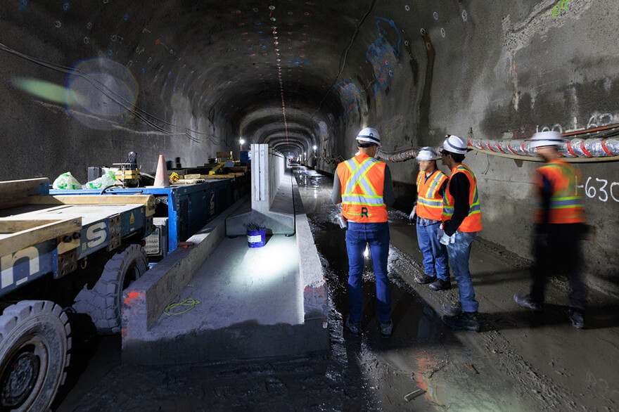 Un nouveau mur central sera inséré dans le tunnel pour séparer les deux voies par mesure de sécurité. Le mur est formé de composantes usinées et de parties coulées sur place.