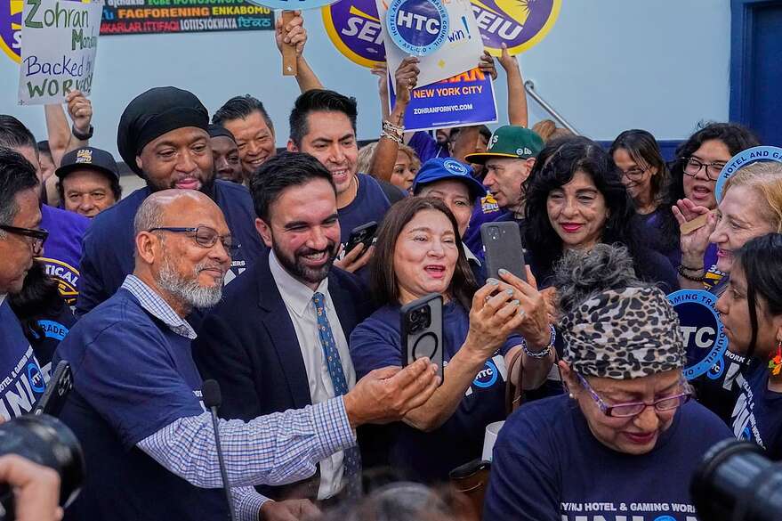 Le candidat à la mairie Zohran Mamdani prend des photos avec des membres d'un syndicat lors d'un rassemblement à New York, le 2 juillet dernier.