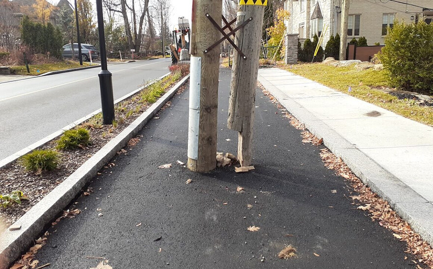 Poteaux toujours présents sur la nouvelle piste cyclable dans Saraguay. Photo prise le 18 novembre 2024 : JDV / Philippe Rachiele, JDV