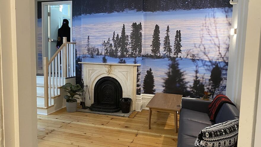Une murale de paysage hivernal dans un salon.