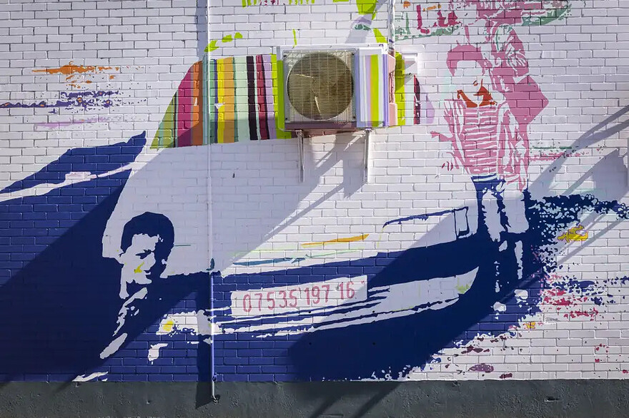 Même quartier, tout près de la bibliothèque, cette peinture est de Berirouche Feddal. Dans ce quartier à forte population arabophone, le comité qui a choisi les artistes qui allaient réaliser les murales voulait aussi provoquer des rencontres. Alors qu’il travaillait, l’artiste a dû s’arrêter plusieurs fois pour expliquer Sous le ciel des rêves vivants, une représentation du tremblement de terre de 2003 en Algérie. L’artiste y représente sa famille sur des plages algériennes. ©Patrick Sanfaçon / La Presse