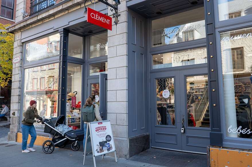 Les familles se sentent plus en sécurité pour se promener sur la rue Saint-Jean piétonne, et l'ambiance est plus agréable, confirment les commerçants.