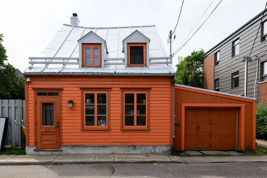 Une autre maison de faubourg, celle-ci située sur la rue des Menuisiers-Laberge. Malgré les apparences, ce type de construction compte seulement un étage habitable, soit le rez-de-chaussée.