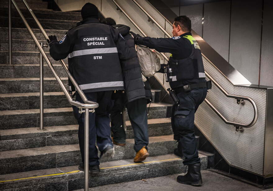 Des constables spéciaux raccompagnent une personne à l’extérieur des installations. Marie-France Coallier Le Devoir