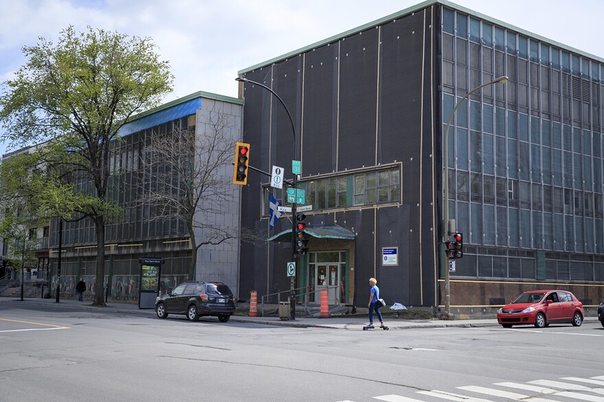 Bâtiment du centre de services scolaire de Montréal dans la rue Saint-Denis