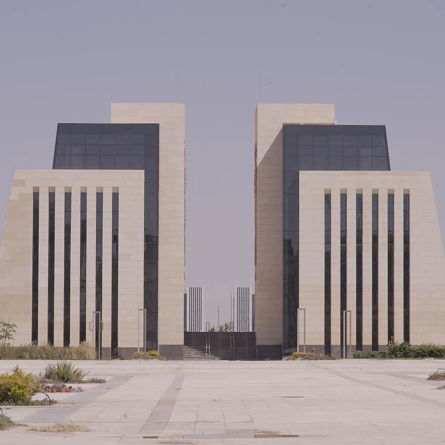 Un portail monumental dans le quartier politique de la nouvelle capitale.