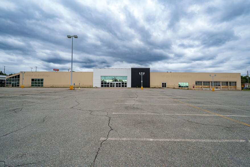 Canadian Tire a quitté ses locaux de la rue Duplessis en 2023.