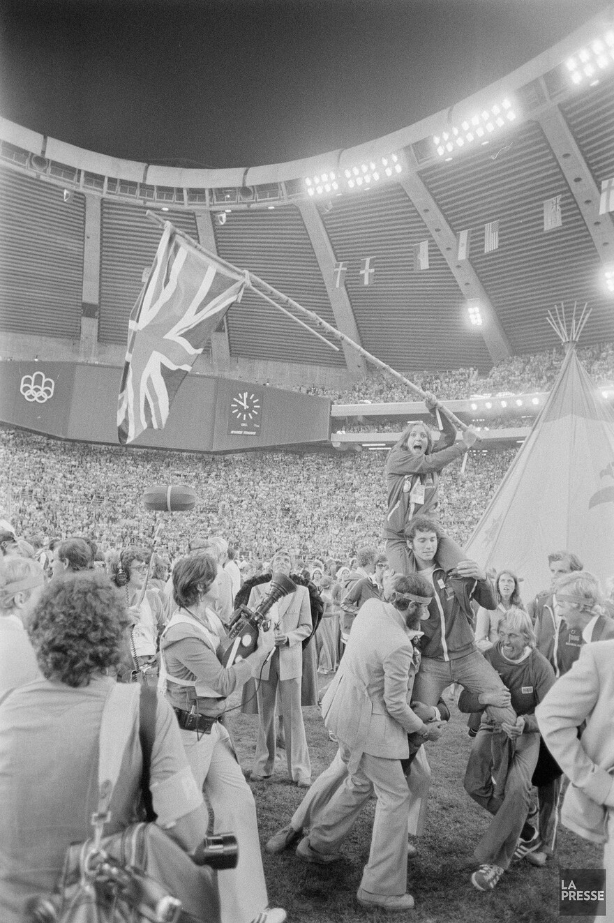 06M_P833S5D1976-0383_011