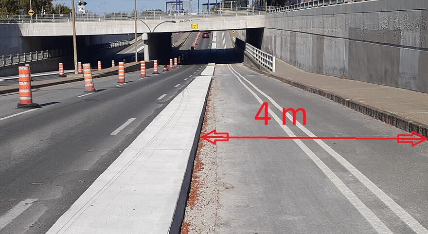 La piste cyclable a 4 m de large (équivalent de 3 vélos de large) sous le viaduc Bois-de-Boulogne. Photo et ajouts : JDV / Philippe Rachiele