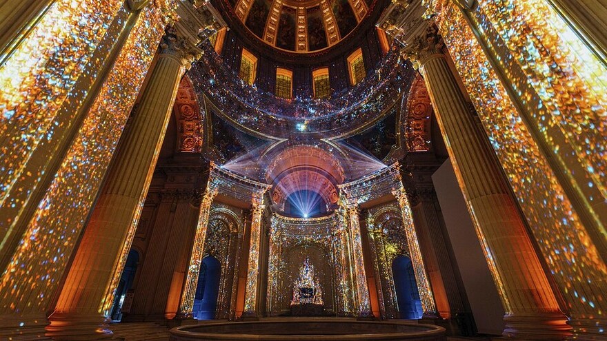 Le dôme des Invalides est illuminé par des projections colorées.