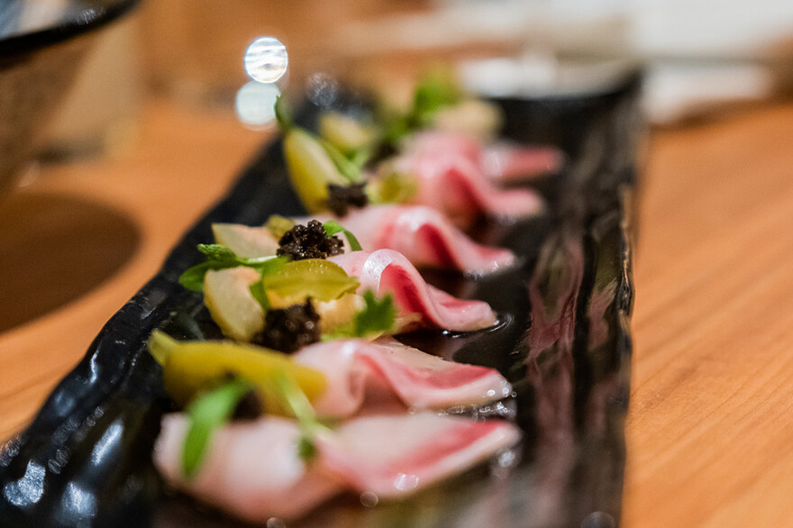 Quelques sashimis trouvent leur place au menu, dont celui-ci avec hamachi, sauce ponzu à la truffe, jalapenos marinés et pêche truffée.