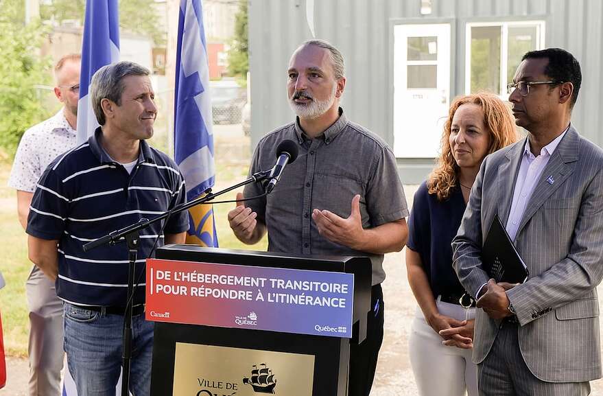 Frédéric Keck, directeur adjoint, Partenariats et Itinérance au CIUSSS de la Capitale-Nationale, était entre autres entouré du député Jean-François Simard, de la conseillère Marie-Pierre Boucher et du ministre Lionel Carmant.