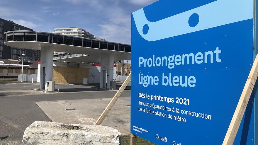 Un panneau annonçant « des travaux préparatoires à la future station de métro [...] dès le printemps 2021 » dans le cadre du projet « Prolongement ligne bleue ».