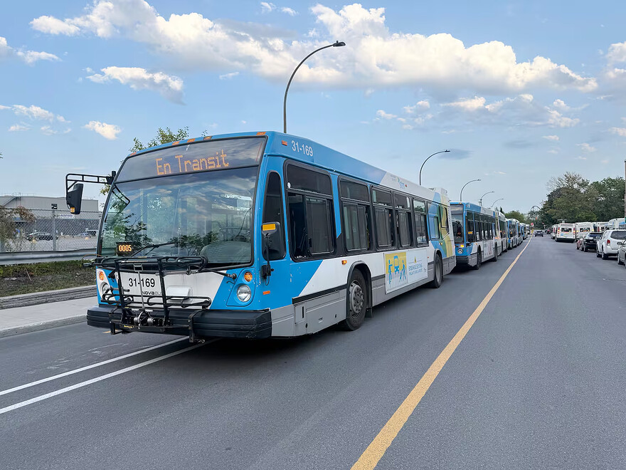 Des chauffeurs d’autobus de la STM ont abandonné vendredi soir leur véhicule dans des rues de la métropole. Plusieurs véhicules, que l'on voit sur ces photos, sont à l'arrêt sur l'avenue du Havre. Hadi Hassin / TVA Nouvelles