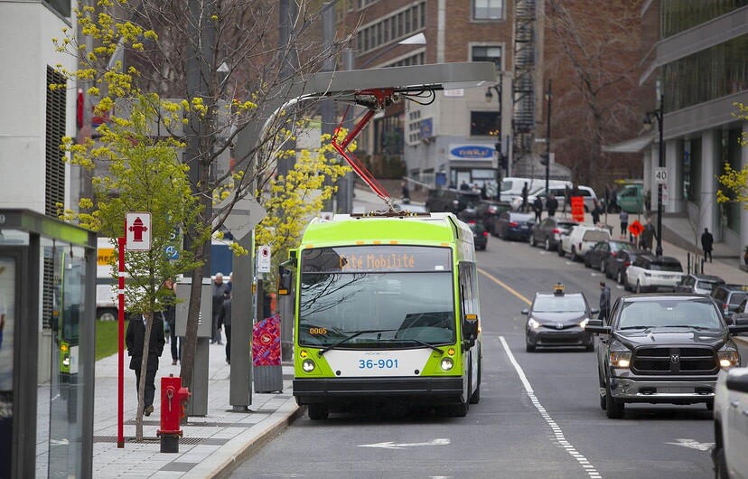 Le parc d’autobus de Montréal sera entièrement électrique d’ici 2040. Mais déjà sept autobus électriques sont en service sur la ligne 36 — Monk grâce au projet Cité Mobilité, lancé en 2017.