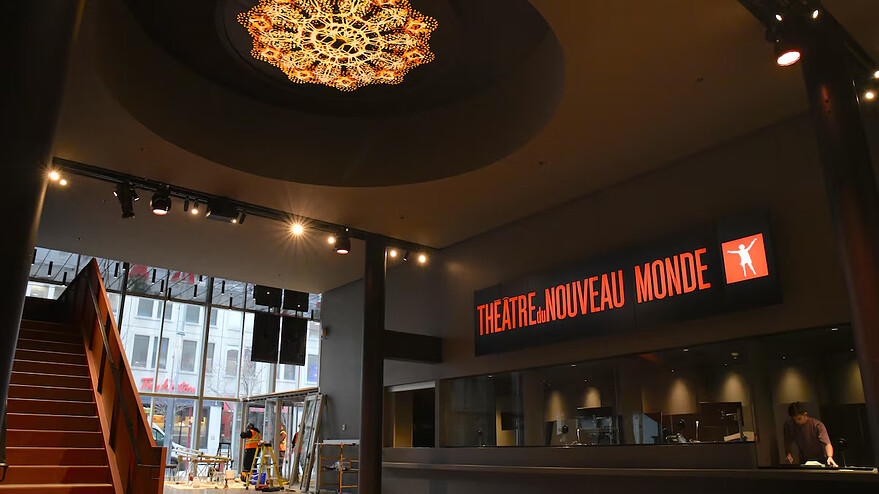 Le hall d'entrée du TNM a été élargi du côté du restaurant, qui récupère pour sa part de l'espace grâce à une mezzanine qui surplombe le rez-de-chaussée et qui offre une vue imprenable sur la ville. ©Photo : Élise Jetté