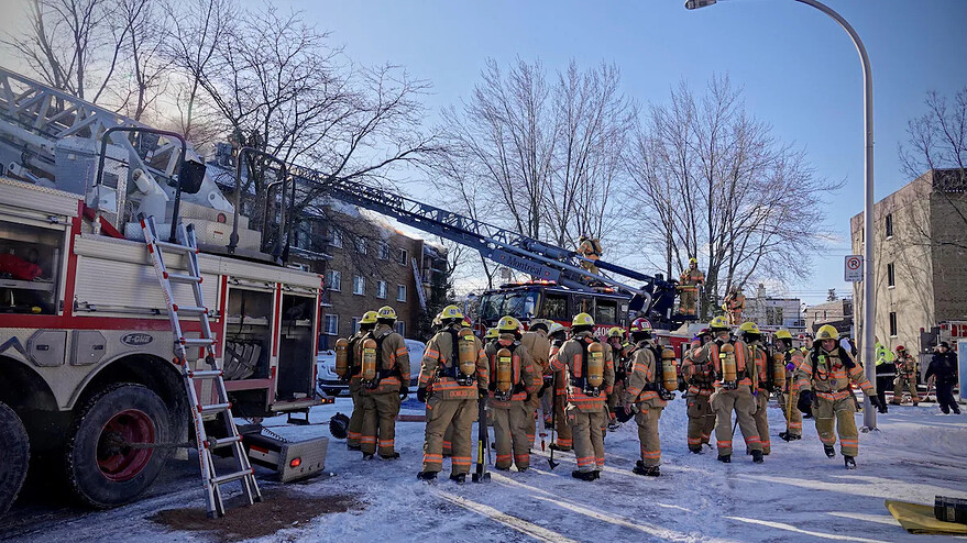 L'incendie s'est déclaré mardi matin sur la place d'Antioche, dans l'arrondissement d'Anjou, à Montréal.Photo : Radio-Canada / Simon-Marc Charron