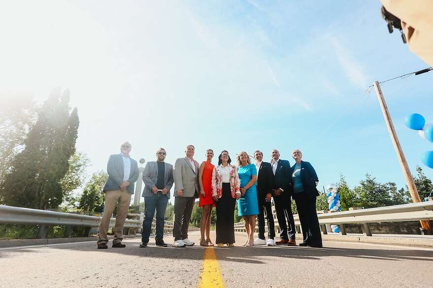La vice-première ministre du Québec et ministre des Transports, Geneviève Guilbault, est entourée des élus Andrée Laforest, Mario Simard, Richard Martel, Yannick Gagnon, Julie Dufour et de nombreux conseillers municipaux.