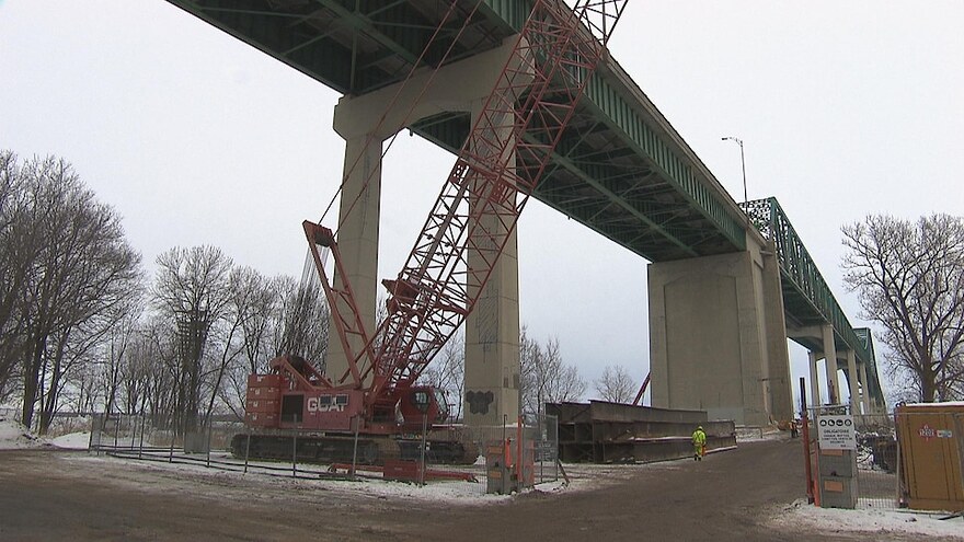 Un chantier de construction et une grue aux abords du pont Laviolette à Trois-Rivières.