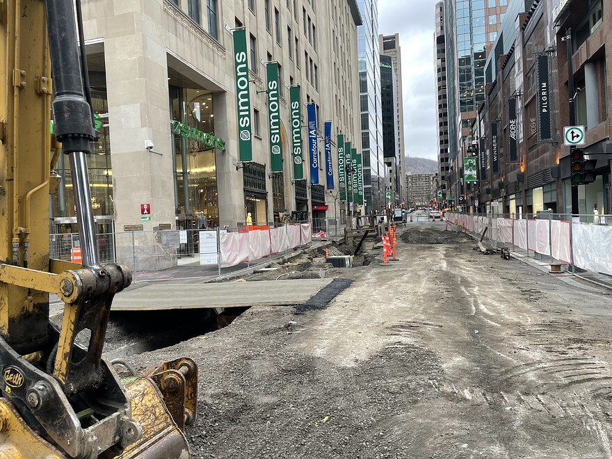 Rue Mansfield vue vers le nord depuis Sainte-Catherine