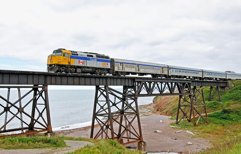 En 2010, le train de VIA Rail « Le Chaleur » traverse un pont à Grande-Rivière.