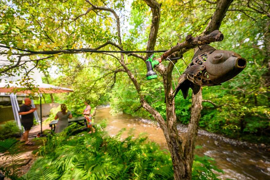 La cour arrière de Bruno Plamondon et Nathalie Binet est bordée par la rivière Beauport.