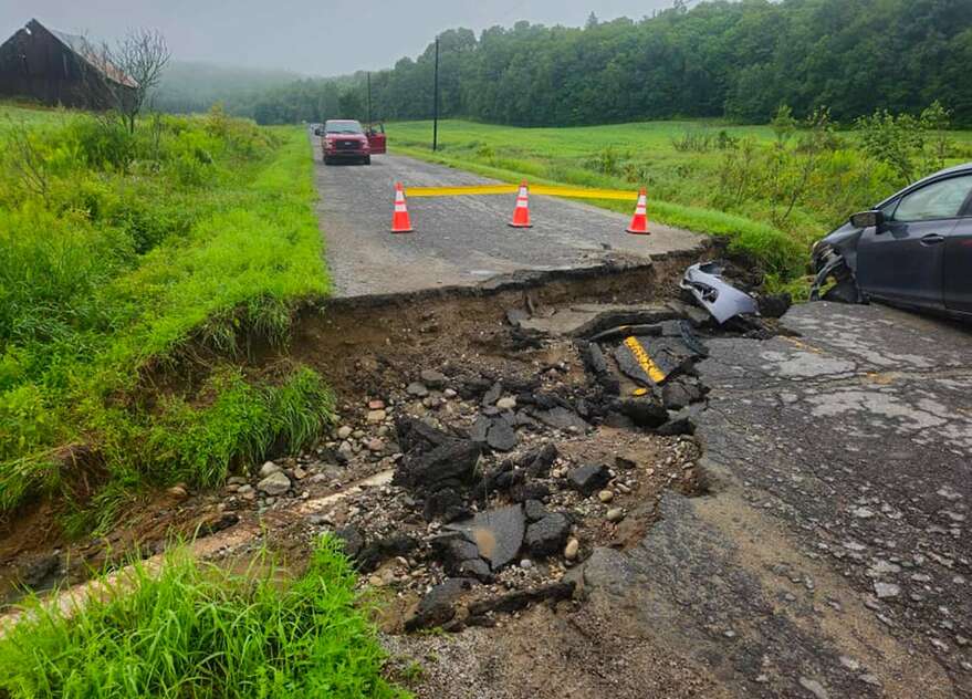 Les fortes pluies reçues ont causé de sérieux dommages à Sainte-Thècle à la mi-juillet. L'affaissement du ponceau de la route Saint-Joseph a entraîné la formation d'une crevasse dans la chaussée.