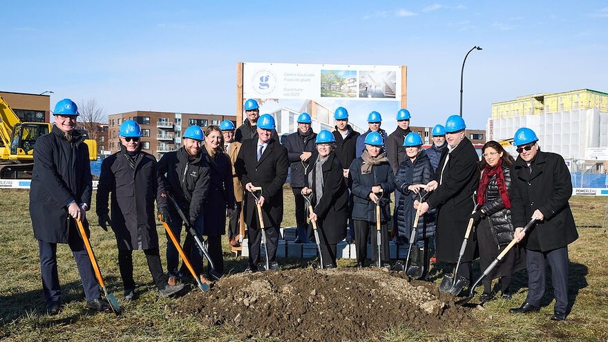 Les dignitaires ont creusé une première pelletée de terre le 13 décembre 2021 en vue de la construction du Centre d'autisme À pas de Géant dans l'arrondissement de Rosemont–La Petite-Patrie.
