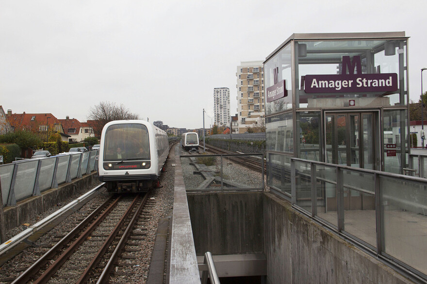 La ligne 2 du métro, légèrement surélevée par rapport au niveau de la rue et protégée par de hauts remparts, est venue couper en deux le quartier résidentiel d’Amager, dans la proche banlieue de Copenhague. L’exploitant du métro reconnaît aujourd’hui que ce choix fait il y a une vingtaine d’années n’était pas le plus judicieux.