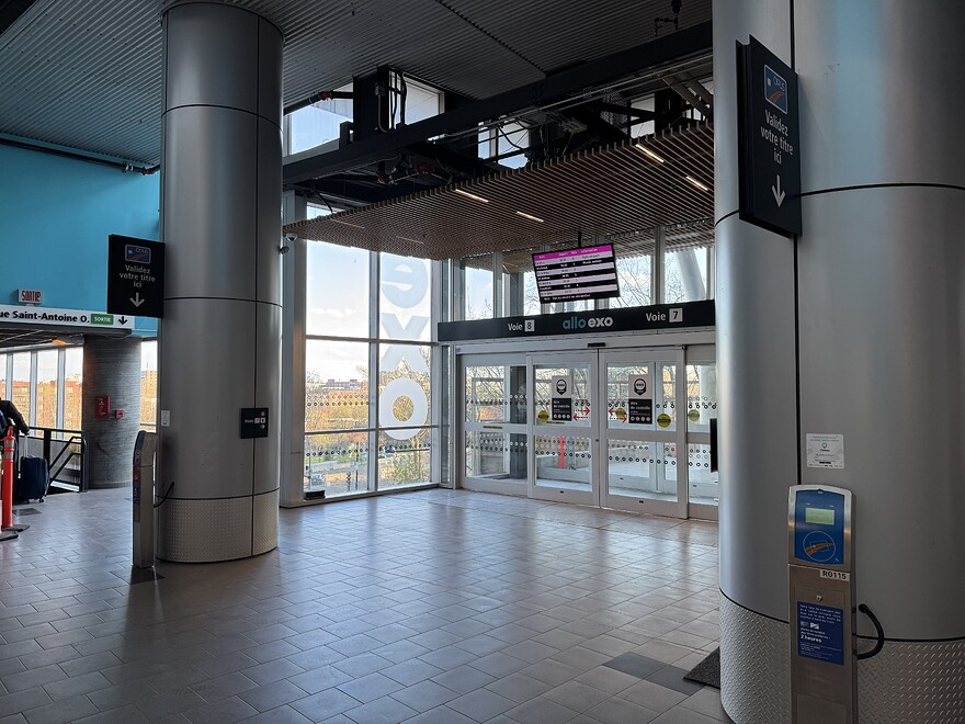 Portes menant aux quais 7 et 8.