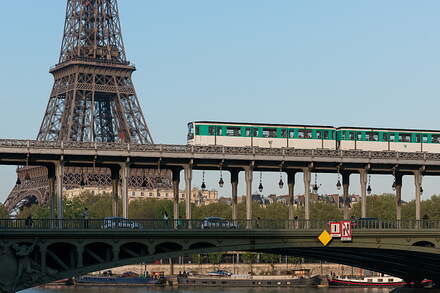 Paris_Métro_Ligne_6_crossing_the_Pont_de_Bir-Hakeim_20140410_1