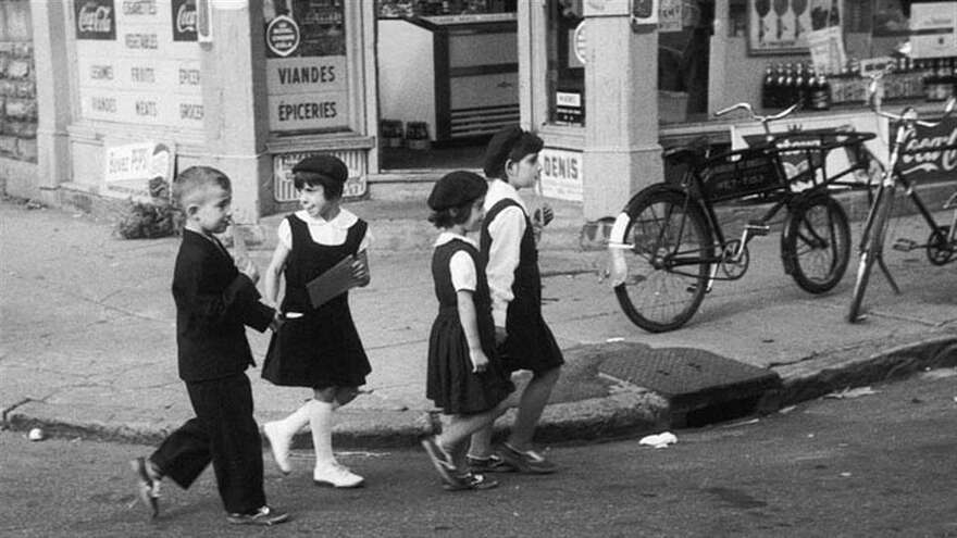 Dans le film À Saint-Henri le cinq septembre, trois filles et un garçon marchent dans une rue.