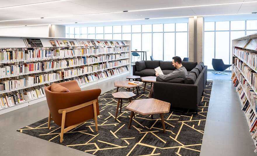 La bibliothèque se démarque entre autres par son organisation innovante des espaces en dix foyers thématiques.|1440x0