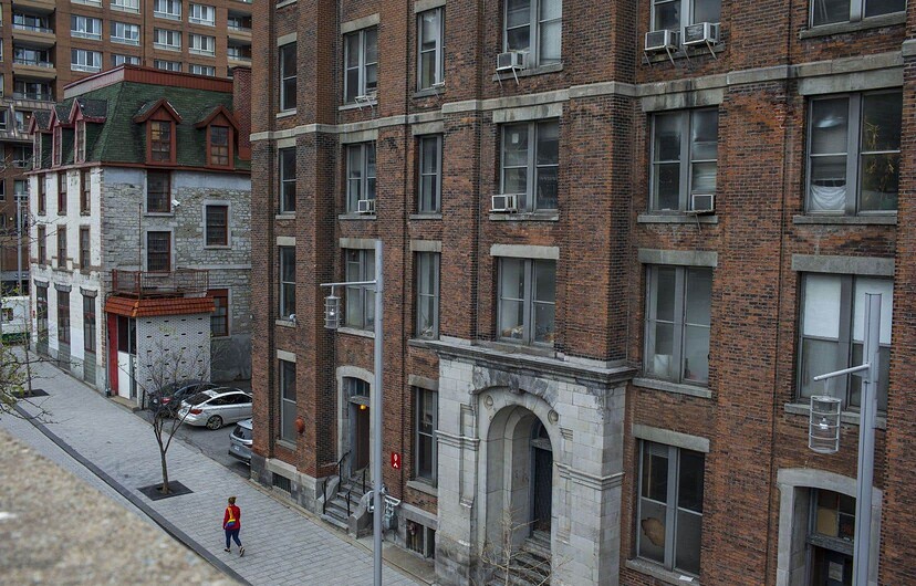 L’ancien bâtiment de la British and Canadian School, construit en 1826 dans ce qui est aujourd’hui le Quartier chinois, est convoité par des promoteurs immobiliers.