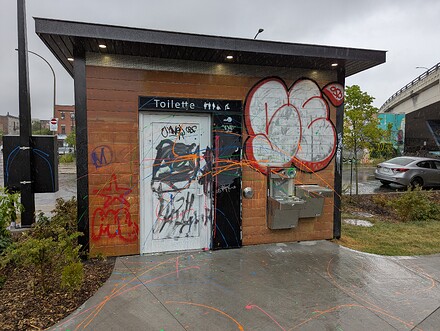 La façade des toilettes