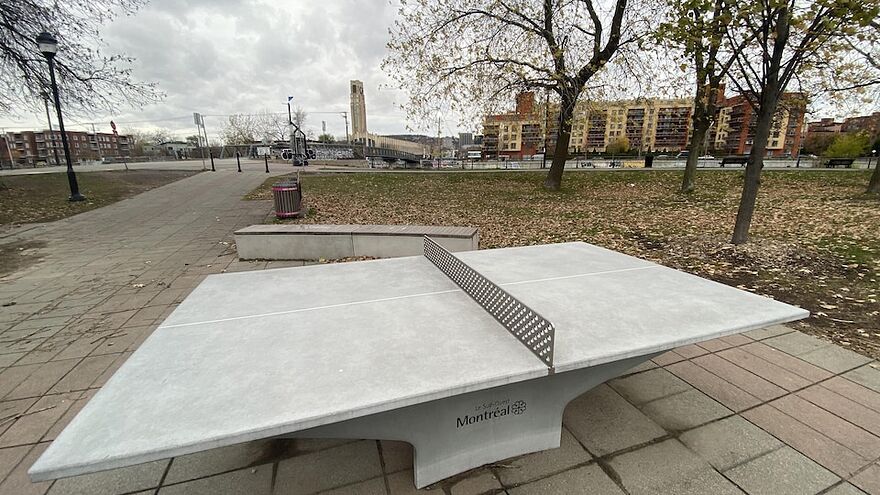 Une table de ping-pong dans un parc.
