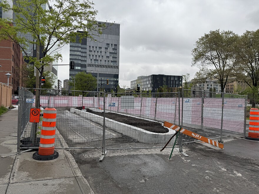 Viger, devant Hôpital Chinois, vue vers le sud-est