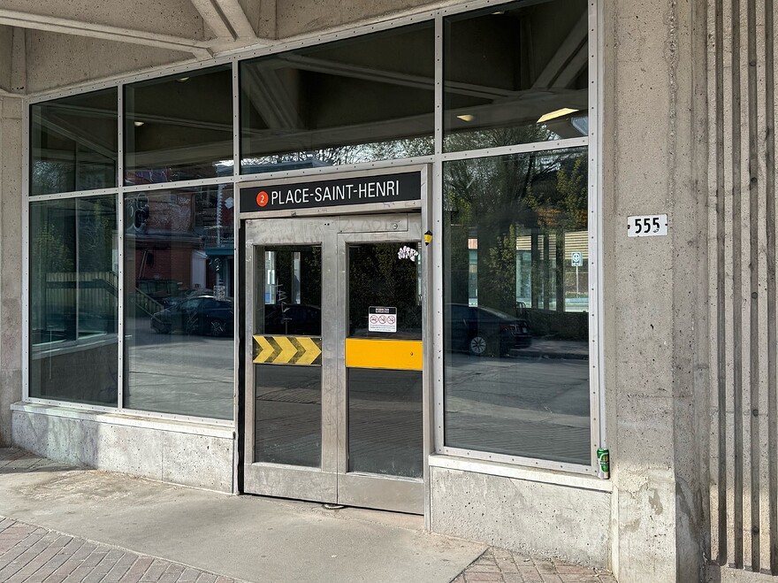 Une porte de l’édicule A du Métro