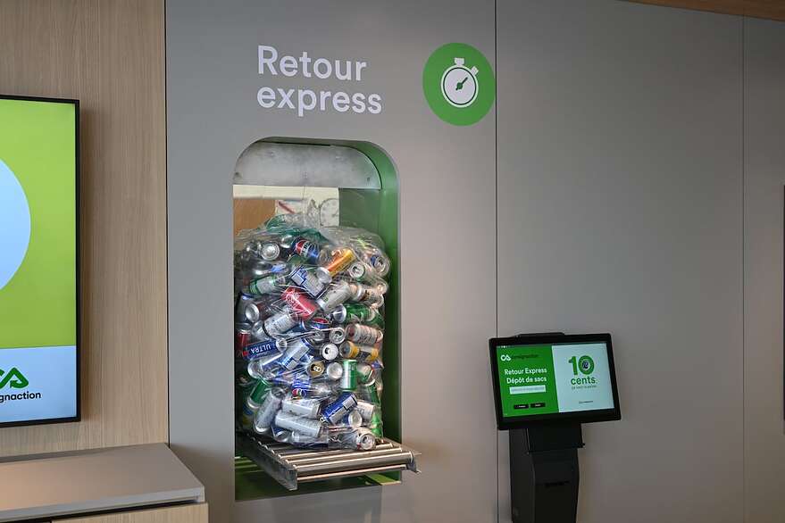 Le service de Retour express de Consignaction permet de retourner des sacs pleins de contenants consignés qui seront comptés ensuite. L’argent sera versé dans le compte Consignaction du client.