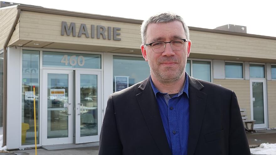 Antonin Valiquette, maire des Îles-de-la-Madeleine, photographié devant l'hôtel de ville.