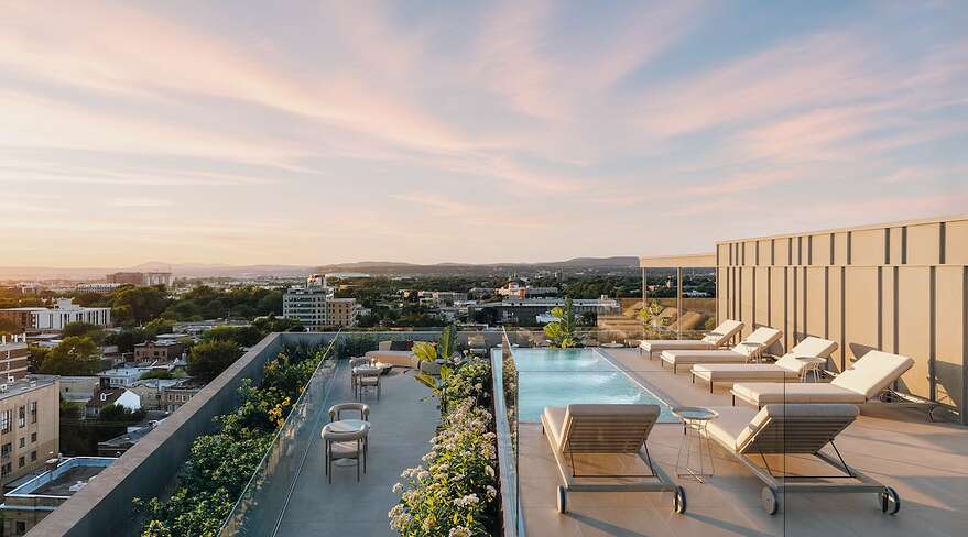 Sur le toit du Cumulus condos-hôtel, une terrasse aménagée avec une piscine.