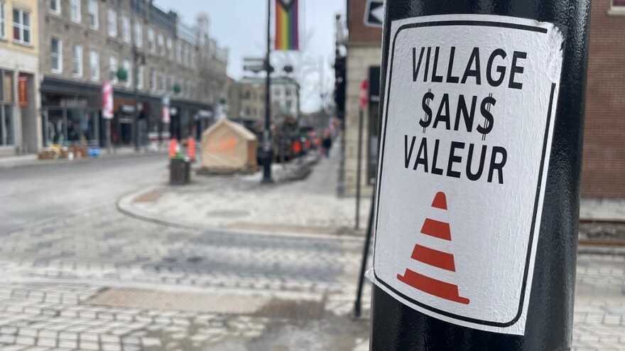 Une étiquette collée sur un panneau de la rue Sainte-Catherine dans le Village.