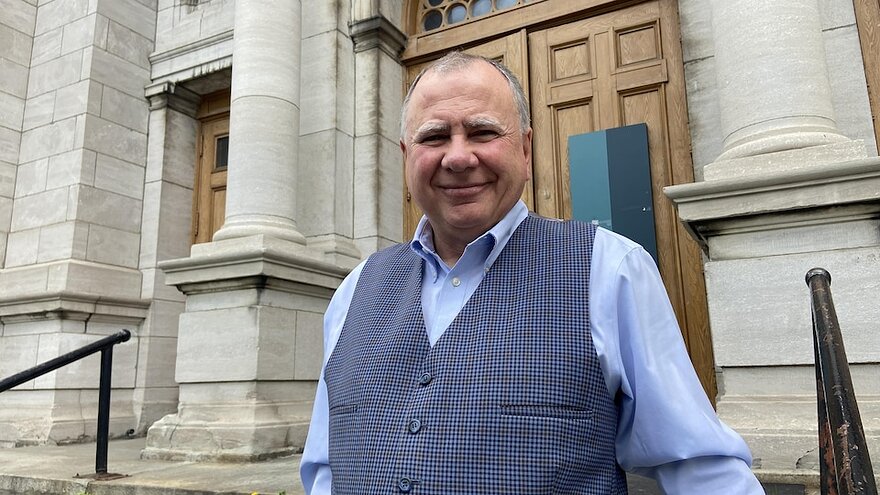 Un homme devant une église.