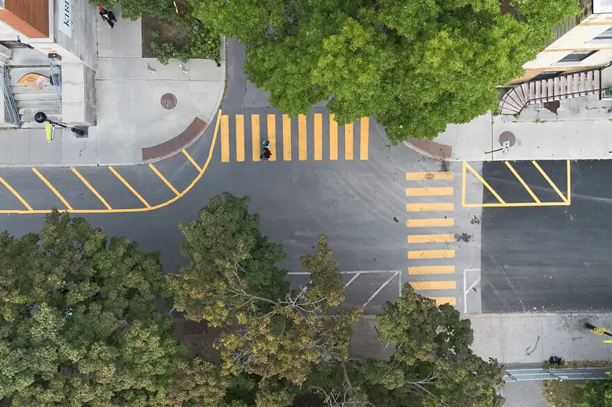 PHOTO PATRICK SANFAÇON, LA PRESSE - Marquage au sol en périphérie de l’école Jean-Baptiste-Meilleur, là où la petite Mariia Legenkivska est morte en 2022