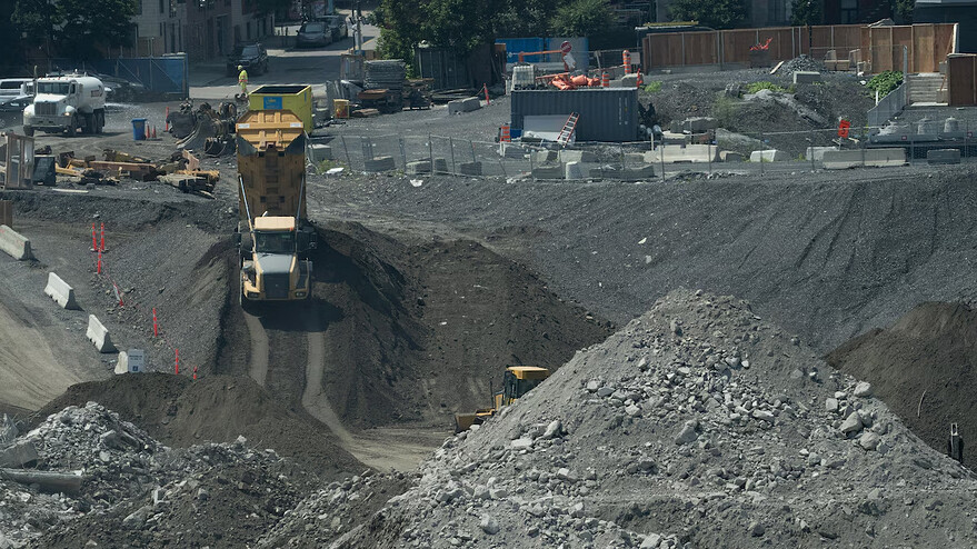 Une montagne de gravier fabriqué à partir de béton concassé prendra de l'expansion au cours des prochaines semaines sur le site de l’ancienne Maison de Radio-Canada. Photo : Radio-Canada / Ivanoh Demers